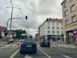 Řidiče trápí rozkopaný Hradec. Kdy bude hotovo?