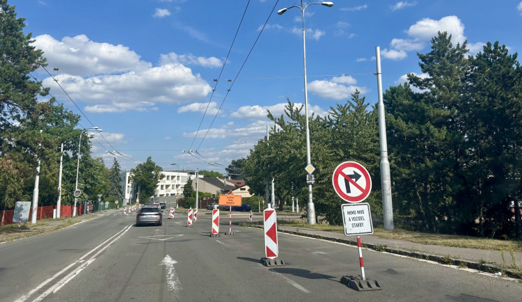 Řidiče trápí rozkopaný Hradec. Kdy bude hotovo?