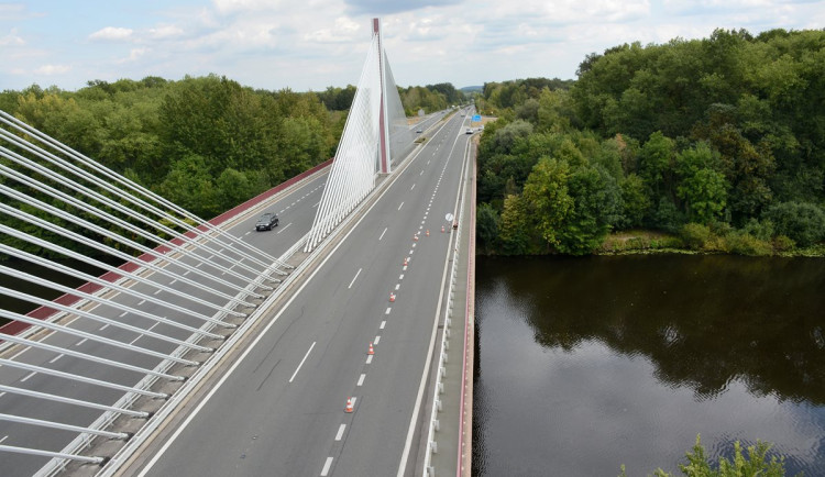 Oprava roku na D11. Řidiči jedou čtrnáct kilometrů v omezení