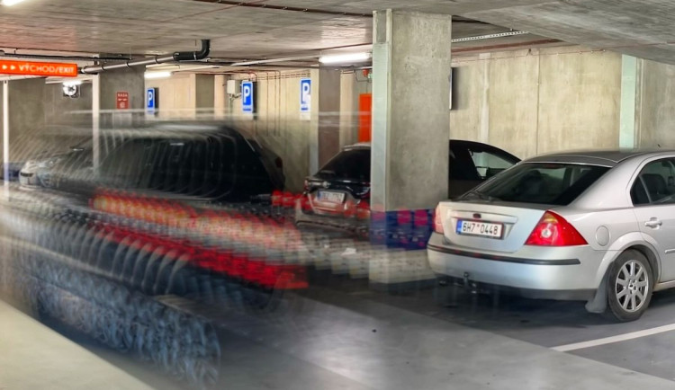 Řidiči, sledujte hodinky. Hradecký Aupark zkrátil parkování zdarma