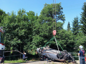 Auto po nehodě skončilo na střeše a hrozilo, že spadne do Stěnavy