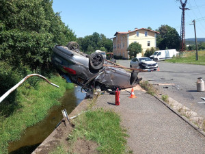 Auto po nehodě skončilo na střeše a hrozilo, že spadne do Stěnavy