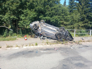 Auto po nehodě skončilo na střeše a hrozilo, že spadne do Stěnavy