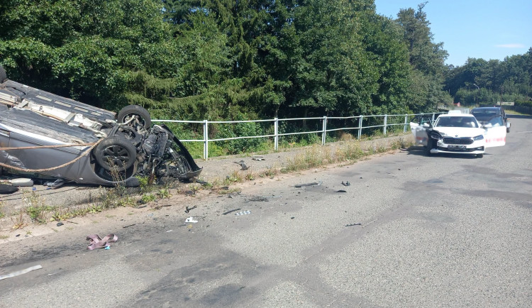Auto po nehodě skončilo na střeše a hrozilo, že spadne do Stěnavy