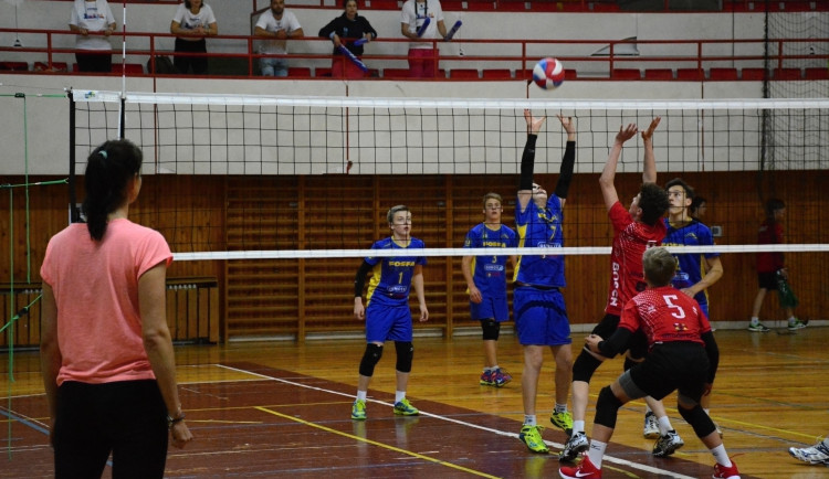 FOTO: V hradecké hale Slavia se konalo žákovské volejbalové MČR