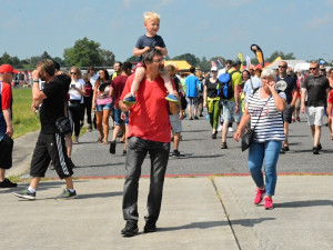 OBRAZEM: Hradecké nebe o víkendu ovládly vrtulníky