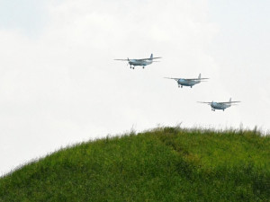 OBRAZEM: Hradecké nebe o víkendu ovládly vrtulníky