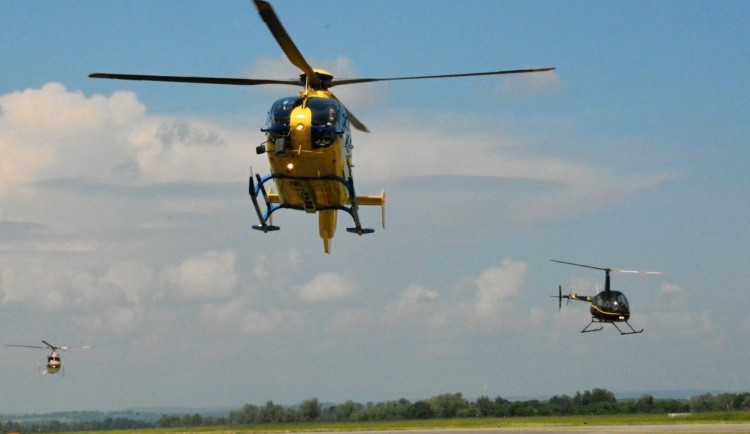 OBRAZEM: Hradecké nebe o víkendu ovládly vrtulníky