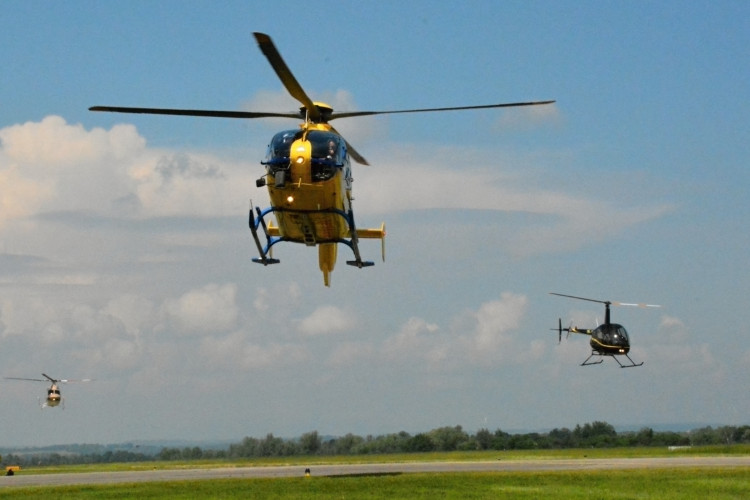 OBRAZEM: Hradecké nebe o víkendu ovládly vrtulníky