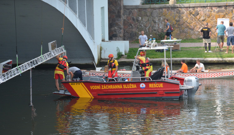 Eliščino nábřeží obsadila záchranářská technika