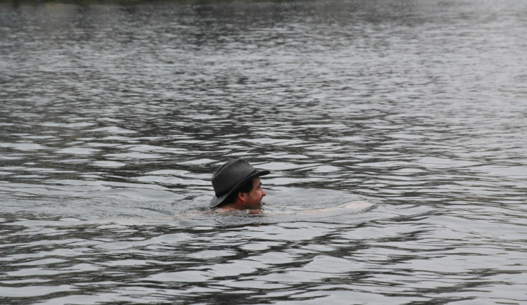 Labe patřilo o víkendu otužilcům. Plaveckých závodů se zúčastnili i zahraniční sportovci