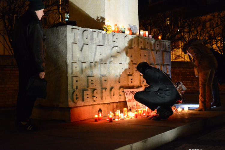 Na Masarykovo náměstí přišly desítky lidí, aby uctily památku Jana Palacha
