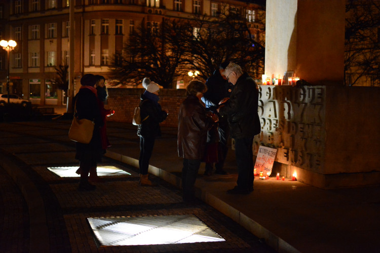 Na Masarykovo náměstí přišly desítky lidí, aby uctily památku Jana Palacha