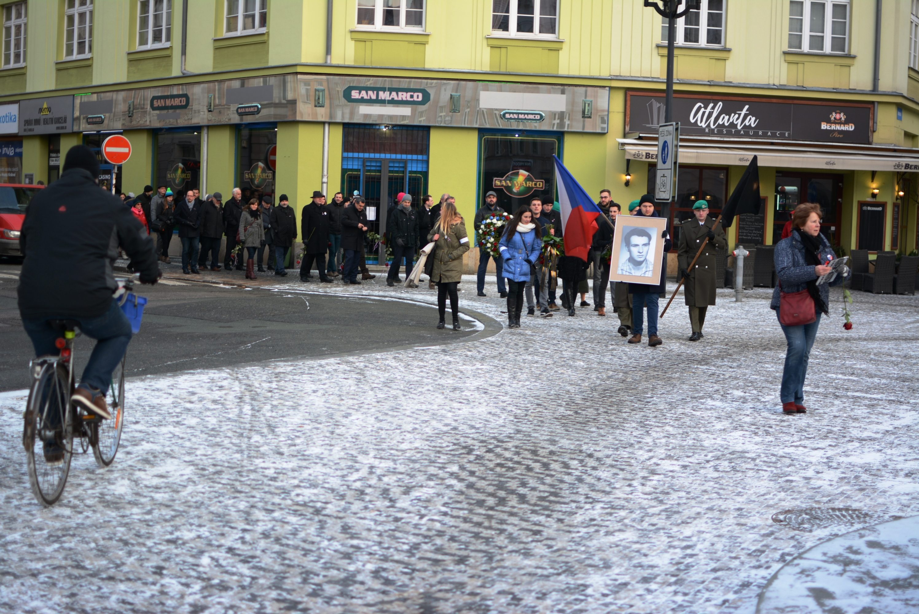 Centrem města prošel pietní průvod, studenti zopakovali pochod za Jana Palacha z roku 1969