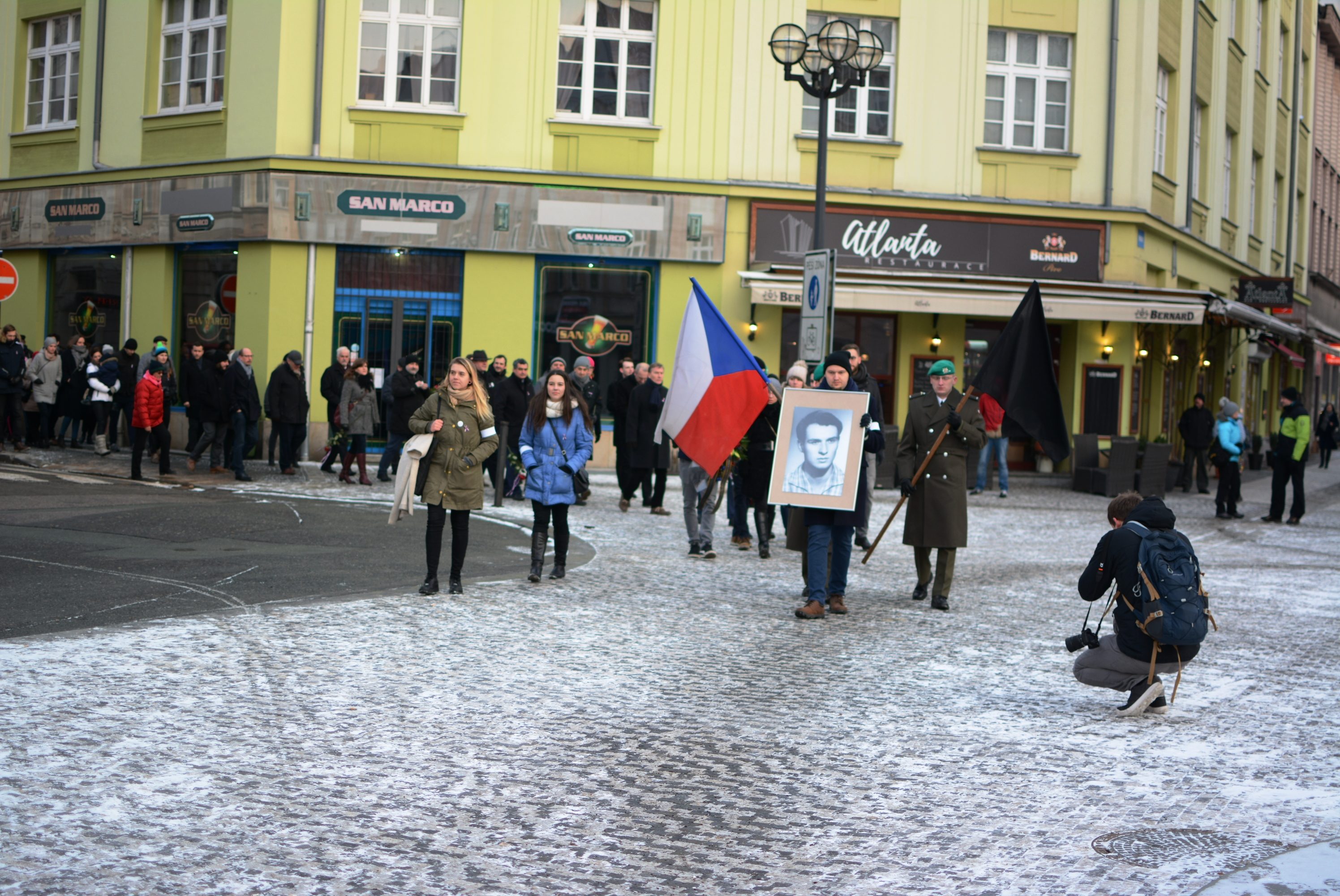 Centrem města prošel pietní průvod, studenti zopakovali pochod za Jana Palacha z roku 1969