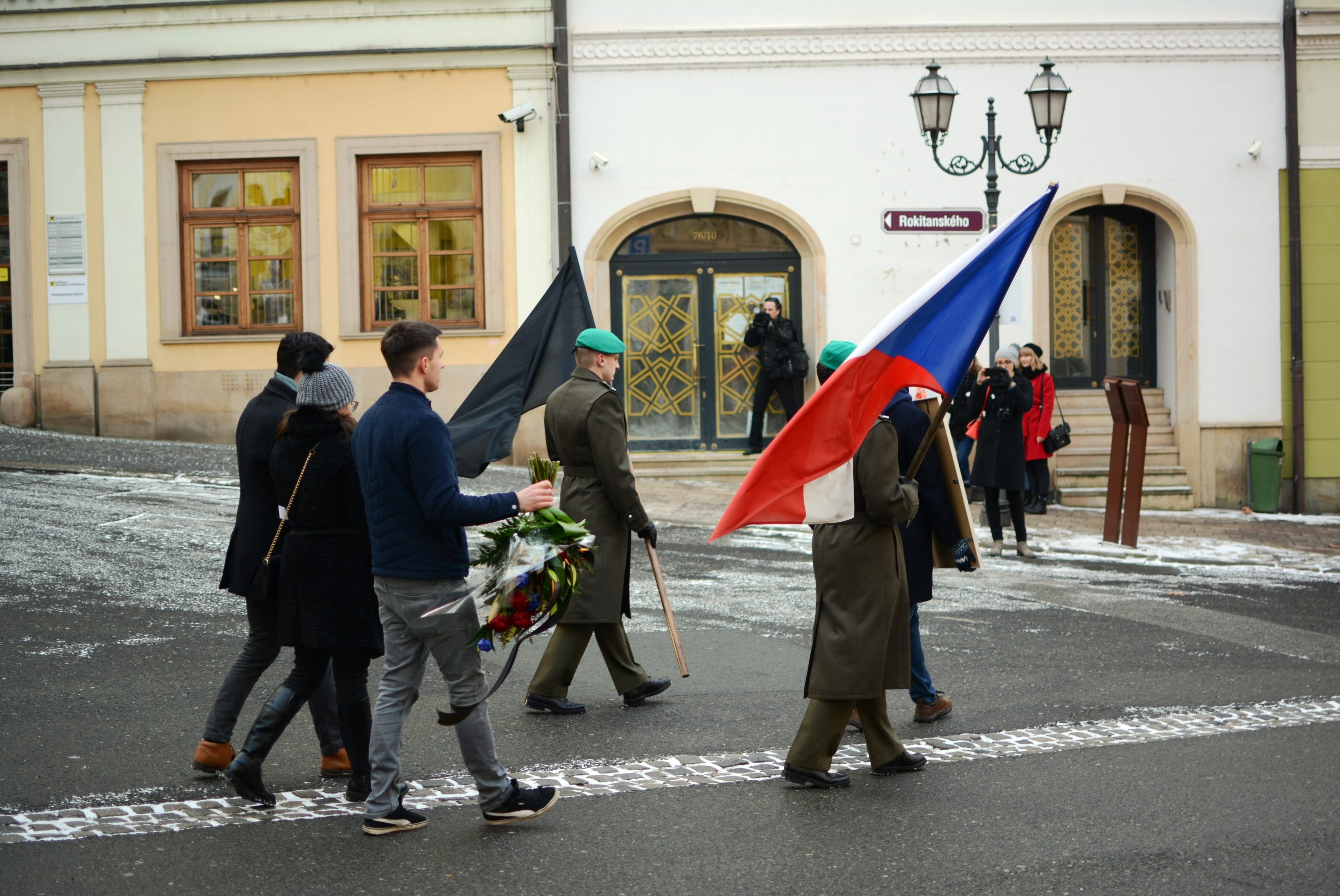 Centrem města prošel pietní průvod, studenti zopakovali pochod za Jana Palacha z roku 1969