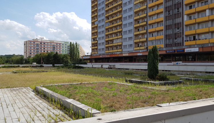 Ulice se místním rozpadá před očima