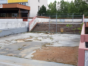 Ulice se místním rozpadá před očima