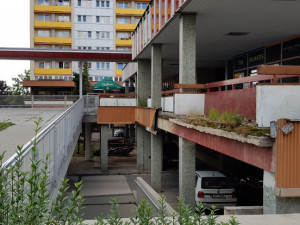 Ulice se místním rozpadá před očima