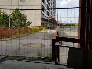 Ulice se místním rozpadá před očima