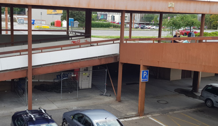 Ulice se místním rozpadá před očima