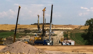 Začala stavba nejdelšího mostu na dálnici D11