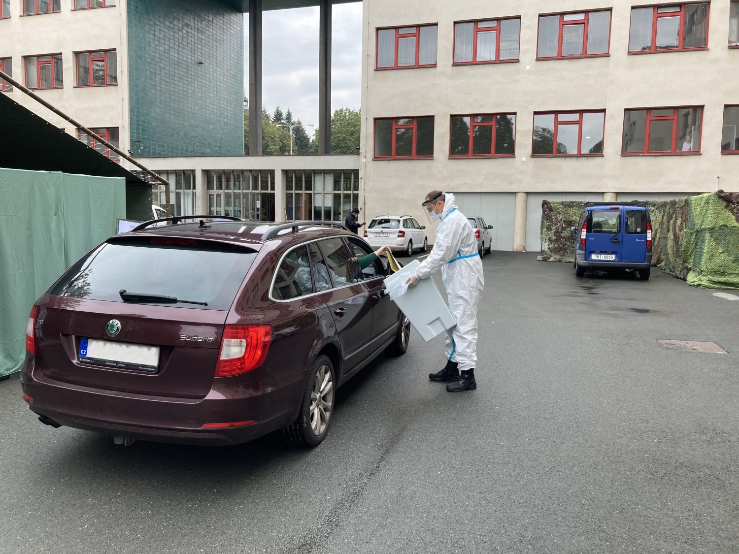 GALERIE: DRIVE-IN hlasování v Hradci Králové