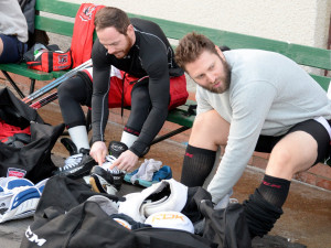 GALERIE: První trénink Mountfieldu na venkovním ledě v Dobříši