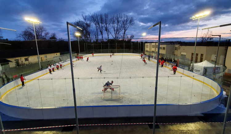 GALERIE: První trénink Mountfieldu na venkovním ledě v Dobříši