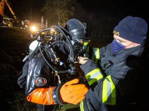 V Černožicích sjelo auto do rybníka. Vytáhnout ho musel potápěč