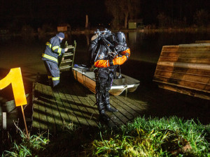 V Černožicích sjelo auto do rybníka. Vytáhnout ho musel potápěč