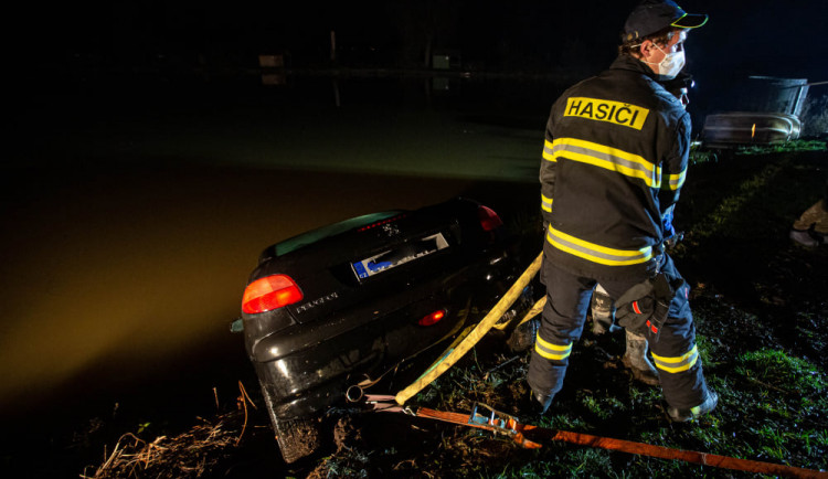 V Černožicích sjelo auto do rybníka. Vytáhnout ho musel potápěč