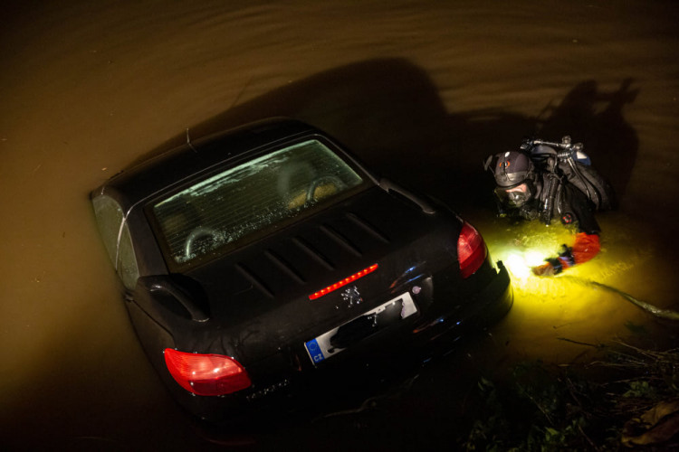 V Černožicích sjelo auto do rybníka. Vytáhnout ho musel potápěč