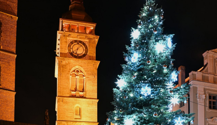 GALERIE: Vánočně osvícený Hradec Králové v roce 2020