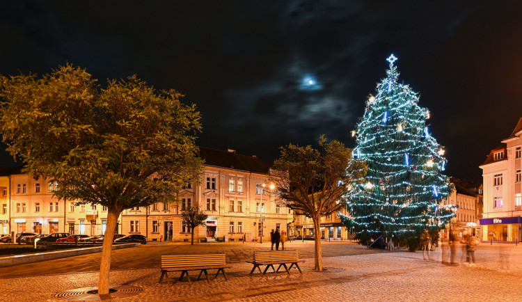 GALERIE: Vánočně osvícený Hradec Králové v roce 2020