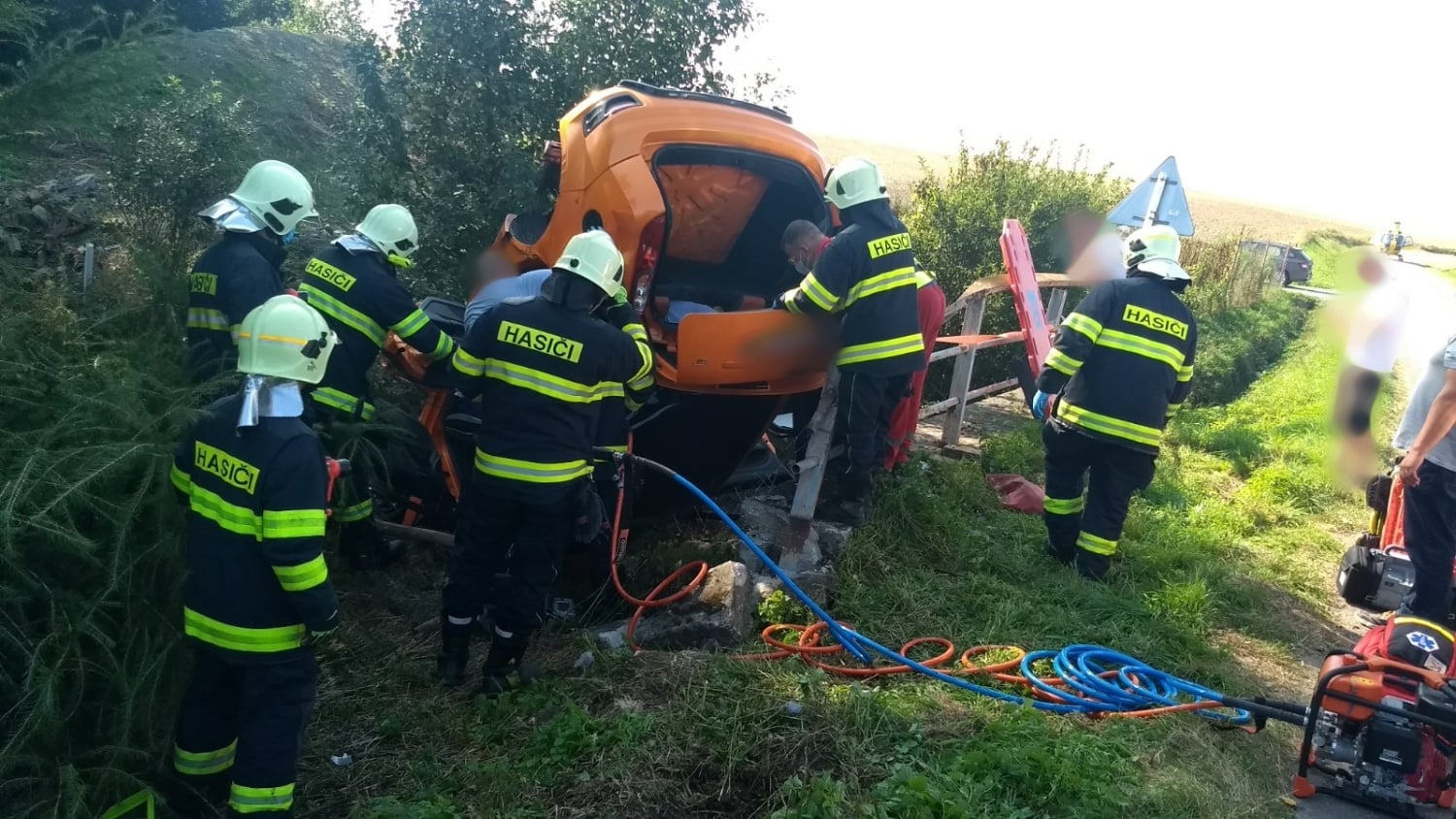 Je to právě vyprošťování zraněných osob z havarovaných vozidel, které je specifickou činností, jež vykonávají pouze hasiči. A je to činnost velmi náročná. Na fotografii je zachyceno vyproštění zraněné osoby, které provádí hasiči z Dobrušky a Solnice u dop
