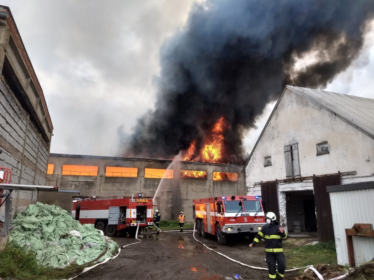Požár zachvátil halu plnou sena v Bartošovicích v Orlických horách 17. 10. 2020. Na místo vyjelo pět jednotek požární ochrany z našeho kraje, byla vyžádána pomoc dalších čtyř jednotek z území Pardubického kraje a v rámci přeshraniční spolupráce byly k pož