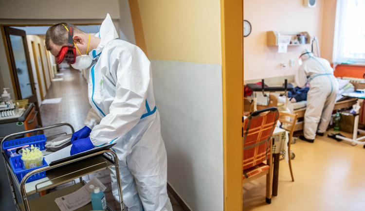 V listopadu 2020 začal fungovat mobilní odběrový tým HZS Královéhradeckého kraje. Skupina složená z příslušníků – zdravotnických záchranářů a dalších hasičů asistentů pomáhala s prováděním odběrů vzorků na onemocnění COVID-19 především u občanů, kteří se 