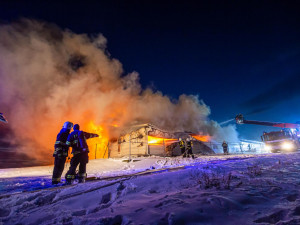 GALERIE: V Sendražicích hořela skladovací hala na plasty a pneumatiky