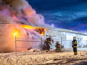 GALERIE: V Sendražicích hořela skladovací hala na plasty a pneumatiky