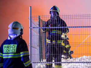 GALERIE: V Sendražicích hořela skladovací hala na plasty a pneumatiky