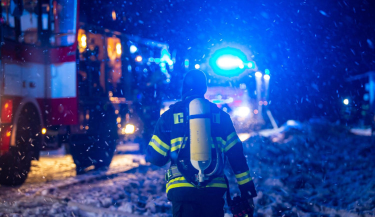 GALERIE: V Sendražicích hořela skladovací hala na plasty a pneumatiky