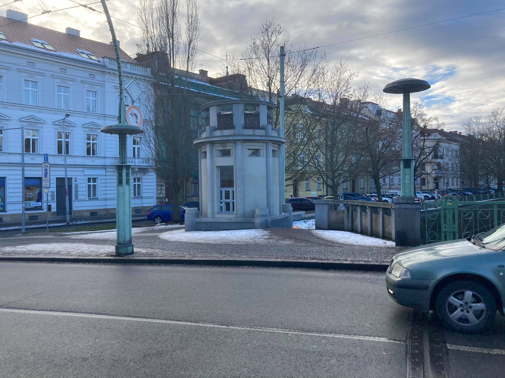 GALERIE: Rekonstrukce kiosků na Pražském mostě v Hradci Králové