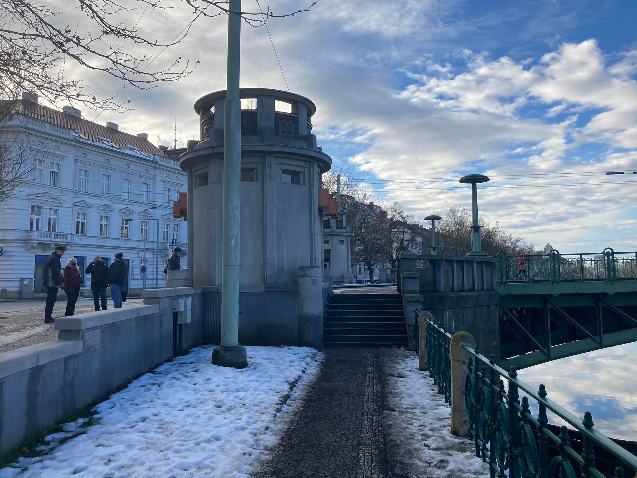 GALERIE: Rekonstrukce kiosků na Pražském mostě v Hradci Králové