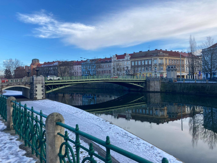 GALERIE: Rekonstrukce kiosků na Pražském mostě v Hradci Králové