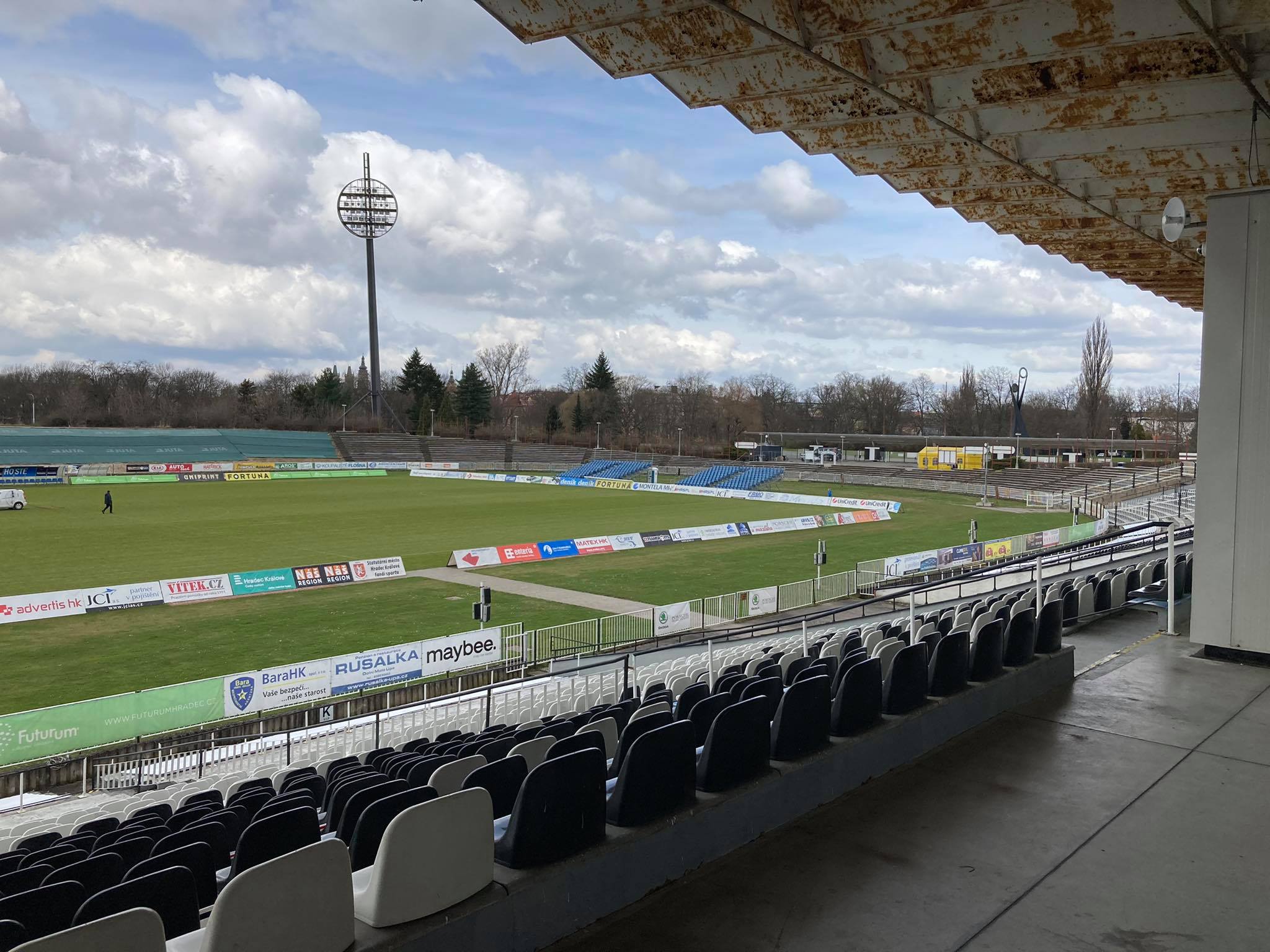 Starý fotbalový stadion v Hradci Králové | GALERIE: Starý ...