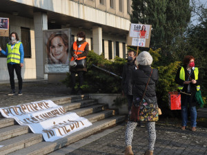 GALERIE: Pochod za nezávislost České televize v Hradci Králové