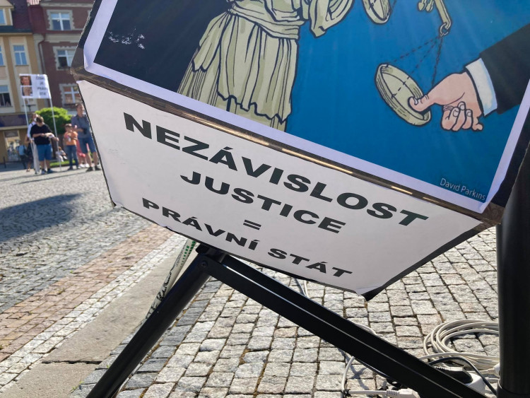 Demonstrace za nezávislost justice v Hradci Králové (8.6.2021)