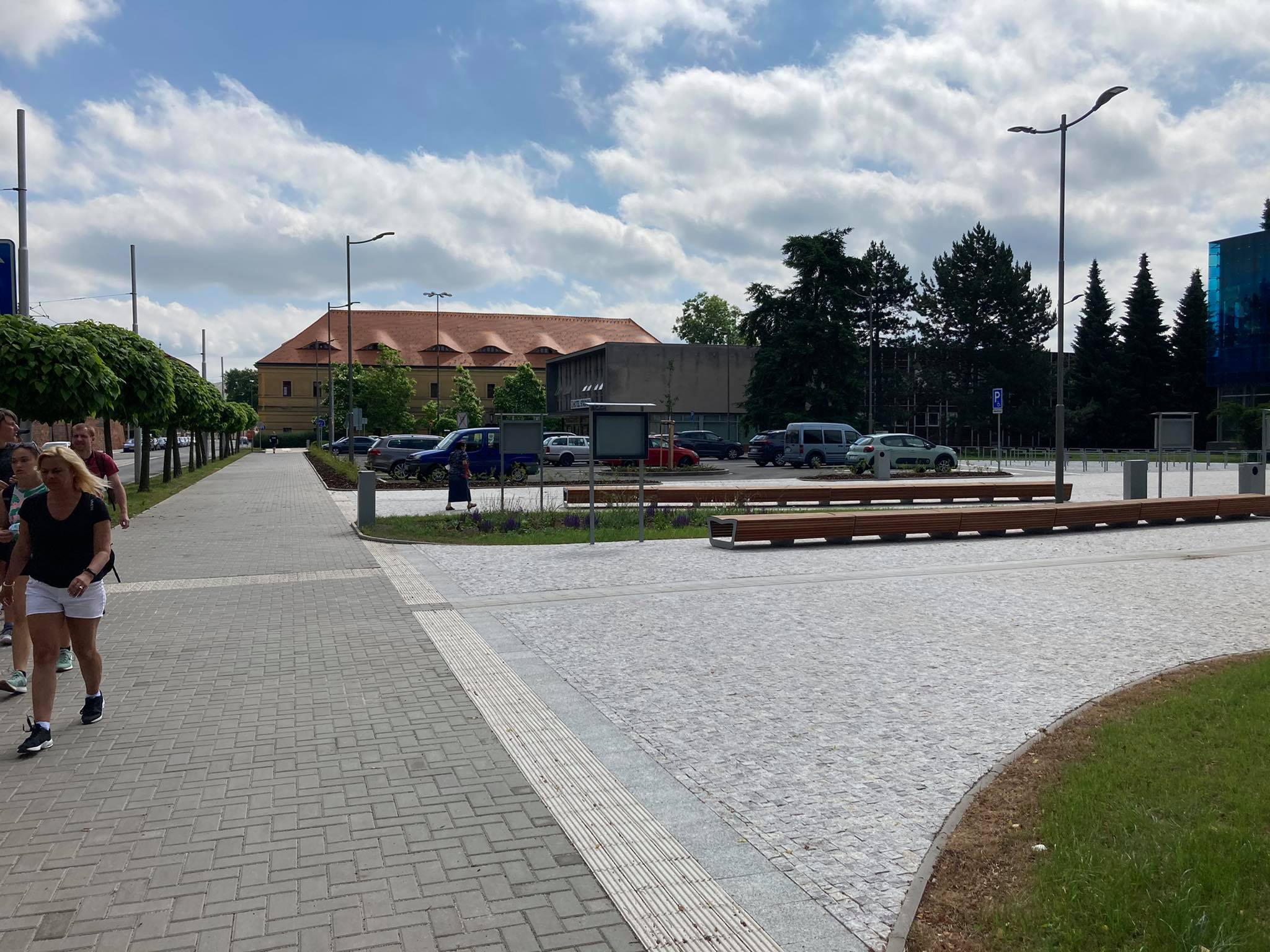 Nově zrekonstruovaný prostor před zimním stadionem v Hradci Králové