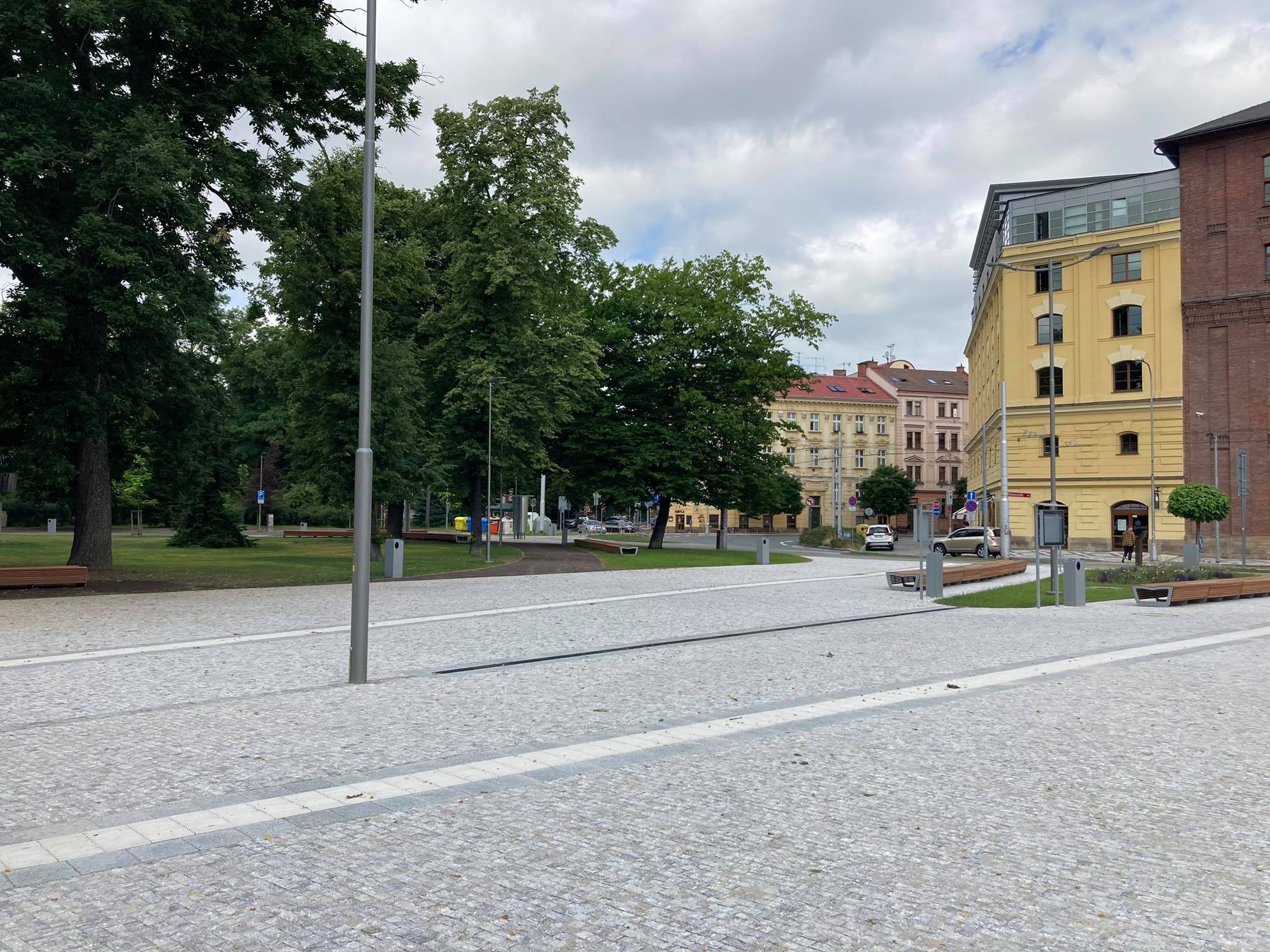 Nově zrekonstruovaný prostor před zimním stadionem v Hradci Králové